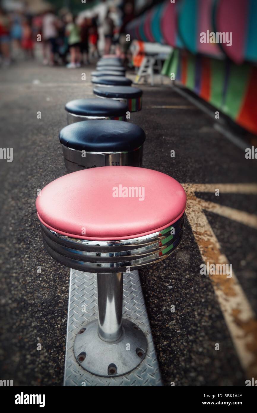 Reihe von bunten Karnevalsspielhockern Stockfoto