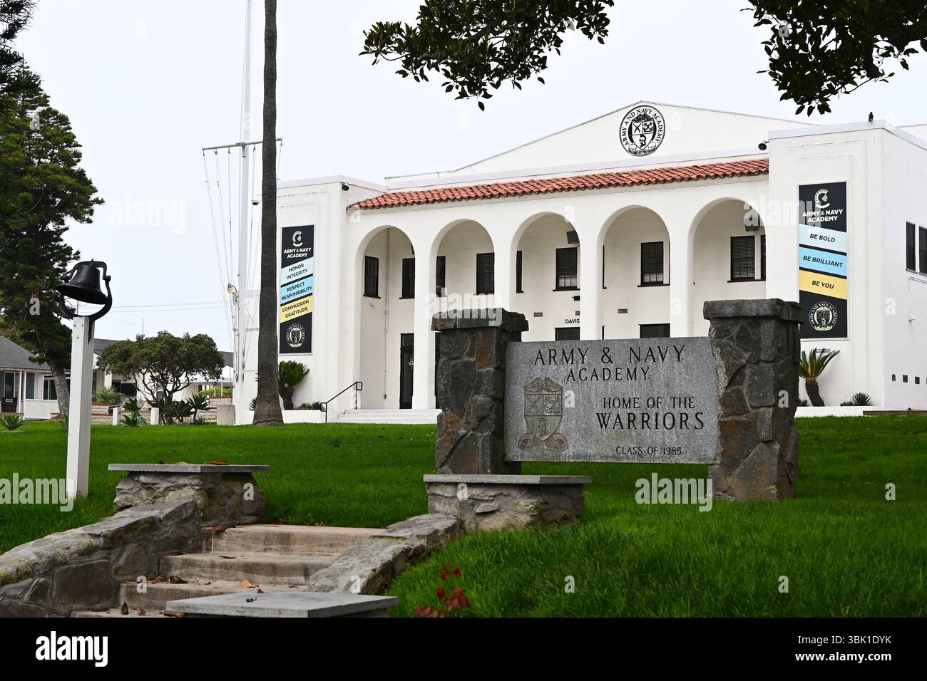 CARLSBAD, KALIFORNIEN – 15. JUNI 2025: Warriors Plaque und Davis Hall an der Army and Navy Academy, einer Elite-Privatschule, die Militärvorbereitung vornimmt Stockfoto