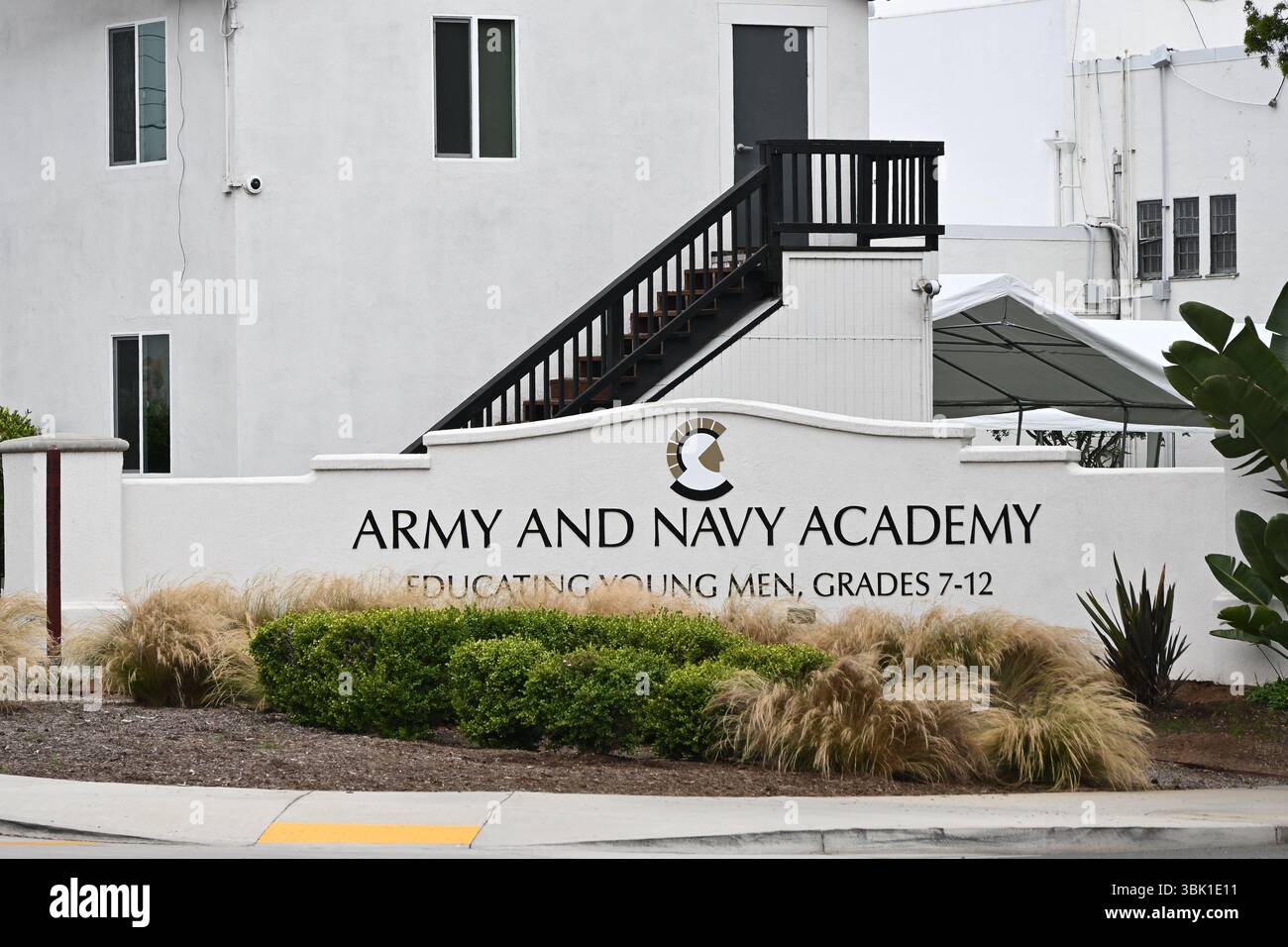 CARLSBAD, KALIFORNIEN – 15. JUNI 2025: Unterschrift an der Army and Navy Academy, einem privaten College für Militärinternat für Jungen. Stockfoto