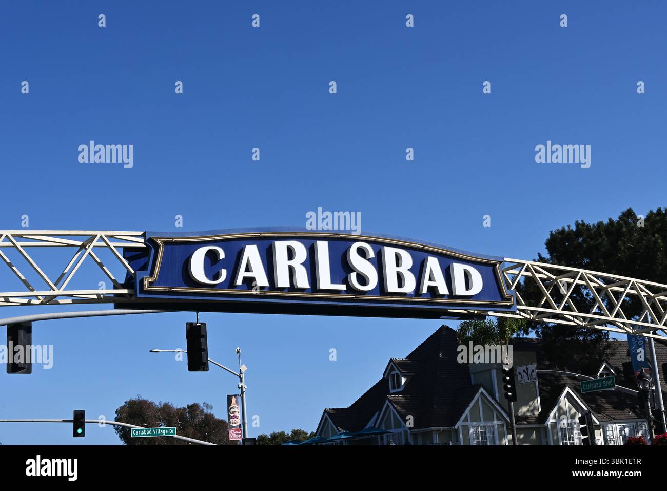 CARLSBAD, KALIFORNIEN - 15. JUNI 2025: Carlsbad-Schild über den Carlsbad Boulevard am Carlsbad Village Drive. Stockfoto