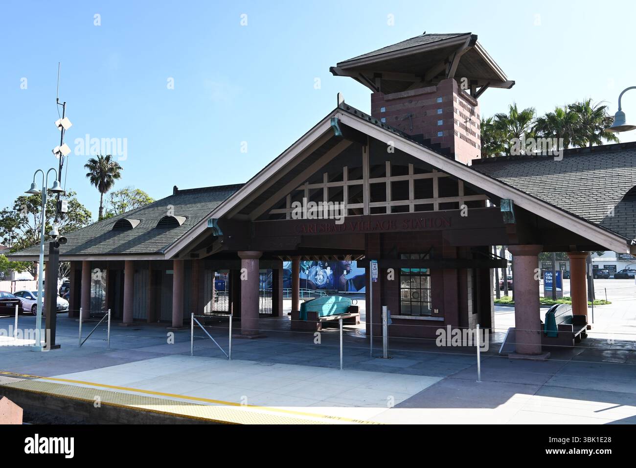 CARLSBAD (KALIFORNIEN) – 15. JUNI 2025: Die Carlsbad Village Station ist ein Pendlerbahnhof an der NCTD-ACHTERBAHNLINIE. Stockfoto