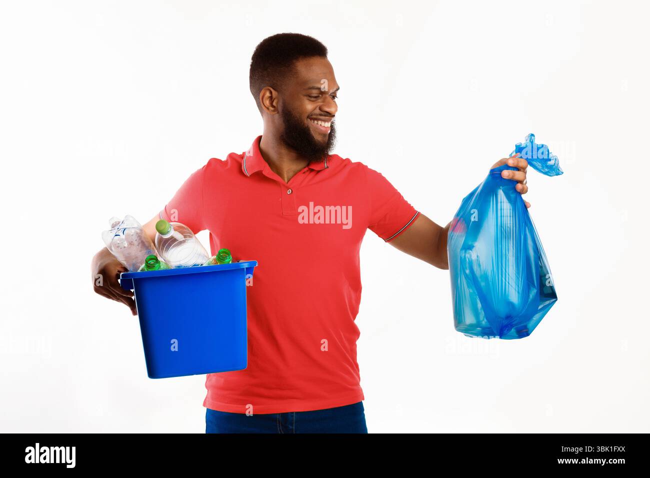 Afroamerikanischer Mann Hält Müllbeutel Und Box, Weißer Hintergrund Stockfoto