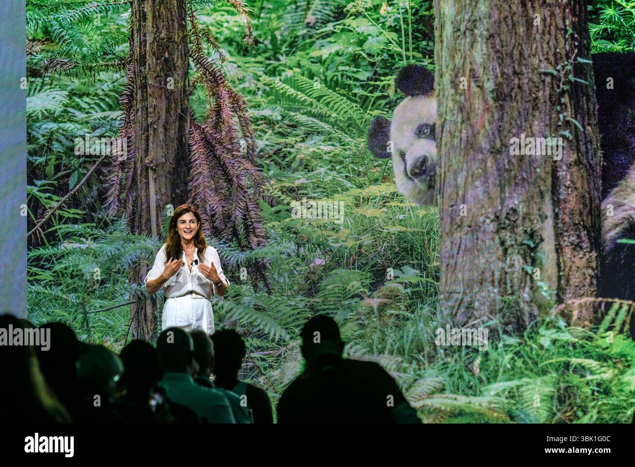 New York, USA. Juni 2025. Die US-Fotojournalistin, Dokumentarfilmerin und Pädagogin Ami Vitale hält eine Rede mit dem Titel „Wild Hope: Stories That Drive Change“ vor ihren Fotos gefährdeter Tierwelt während der Bild Expo in New York City. Quelle: Enrique Shore/Alamy Live News Stockfoto