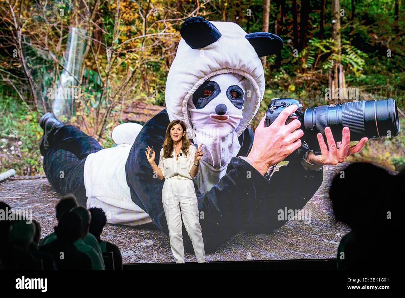 New York, USA. Juni 2025. Die US-Fotojournalistin, Dokumentarfilmerin und Pädagogin Ami Vitale hält eine Rede mit dem Titel „Wild Hope: Stories That Drive Change“ vor ihren Fotos gefährdeter Tierwelt während der Bild Expo in New York City. Quelle: Enrique Shore/Alamy Live News Stockfoto