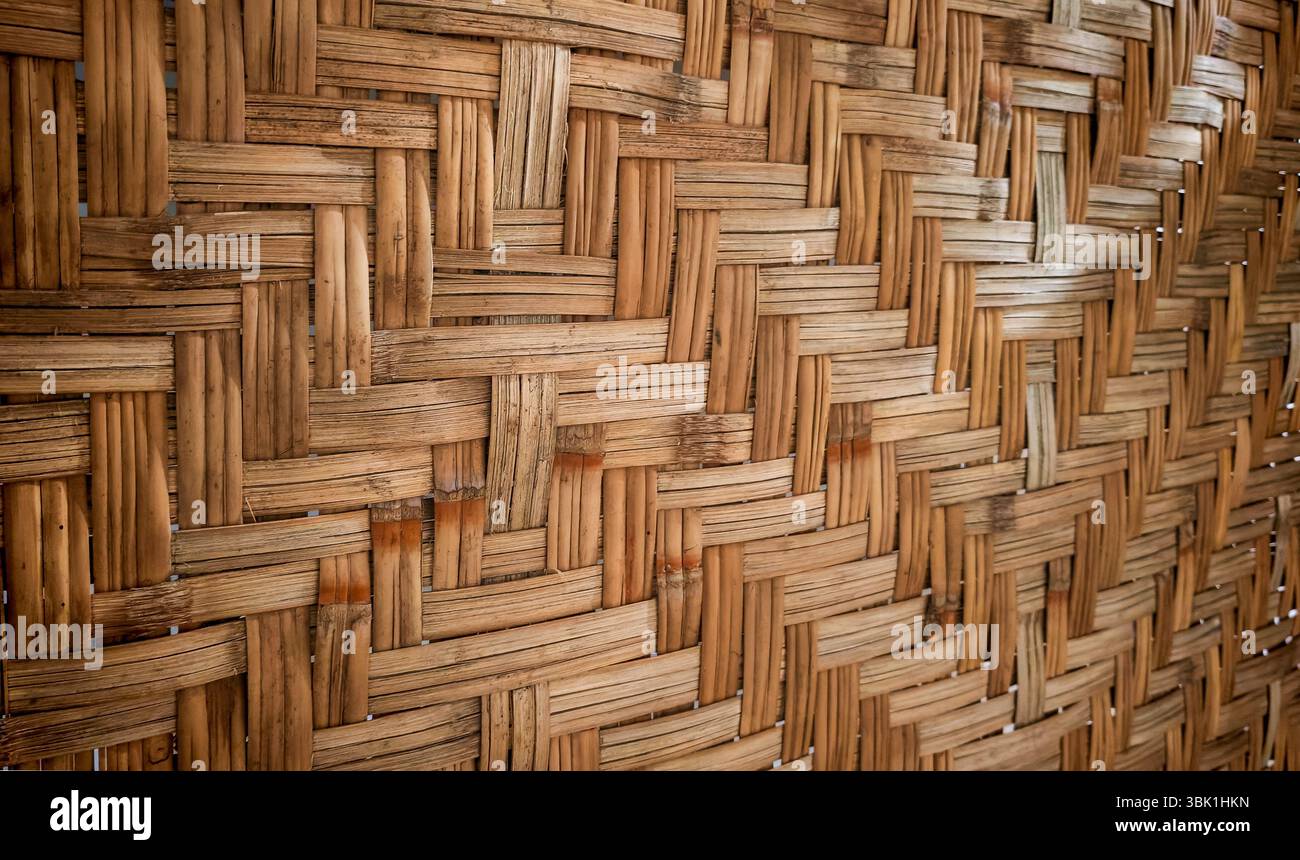 Nahaufnahme des traditionellen Bambus-Webmusters für Hintergrund oder Textur Stockfoto