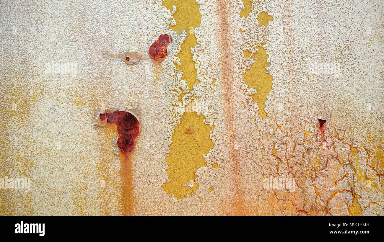 Rostiger Peeling-Lack auf gelber Betonwand Stockfoto