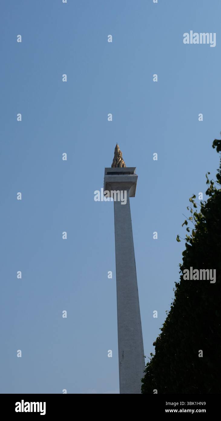 Das Monumen Nasional (Nationaldenkmal), oder Monas, durchbohrt den Himmel in Jakarta, Indonesien. Dieser legendäre Obelisk, gekrönt mit einer Flamme aus Gold, Stockfoto