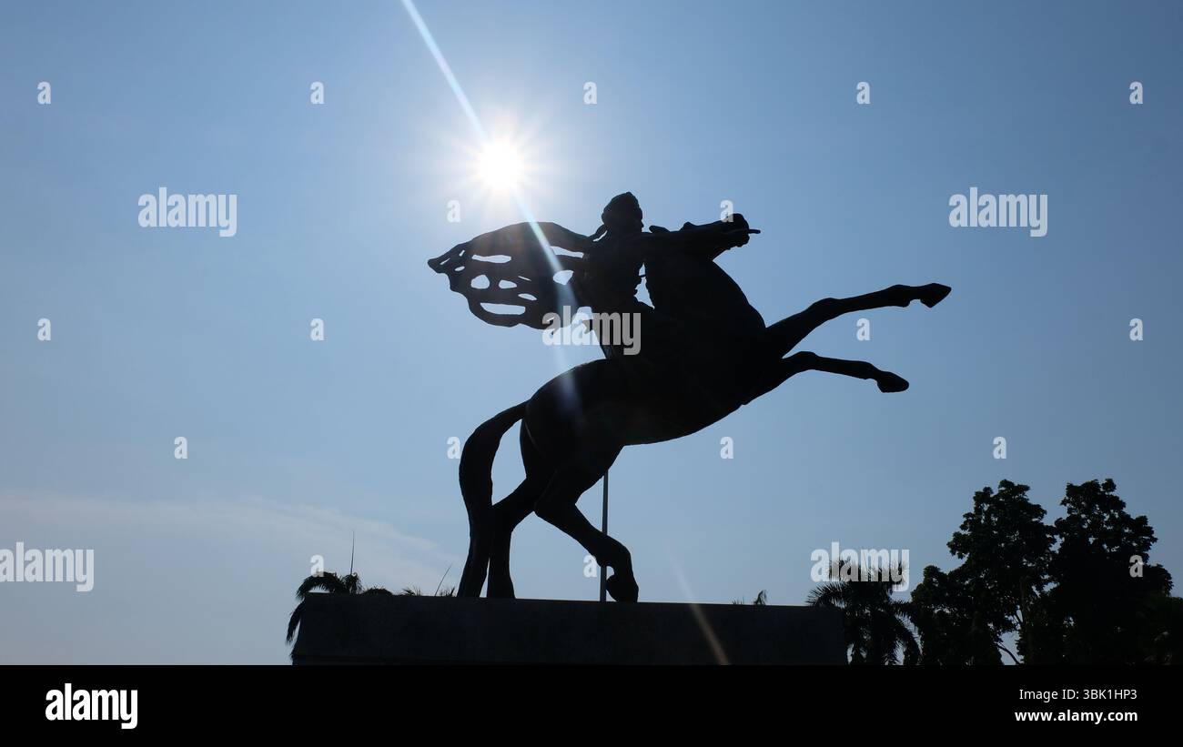 Eine auffällige Silhouette der Prinz Diponegoro Statue am Monumen Nasional (Nationaldenkmal) in Jakarta, Indonesien, vor einem hellen Himmel Stockfoto