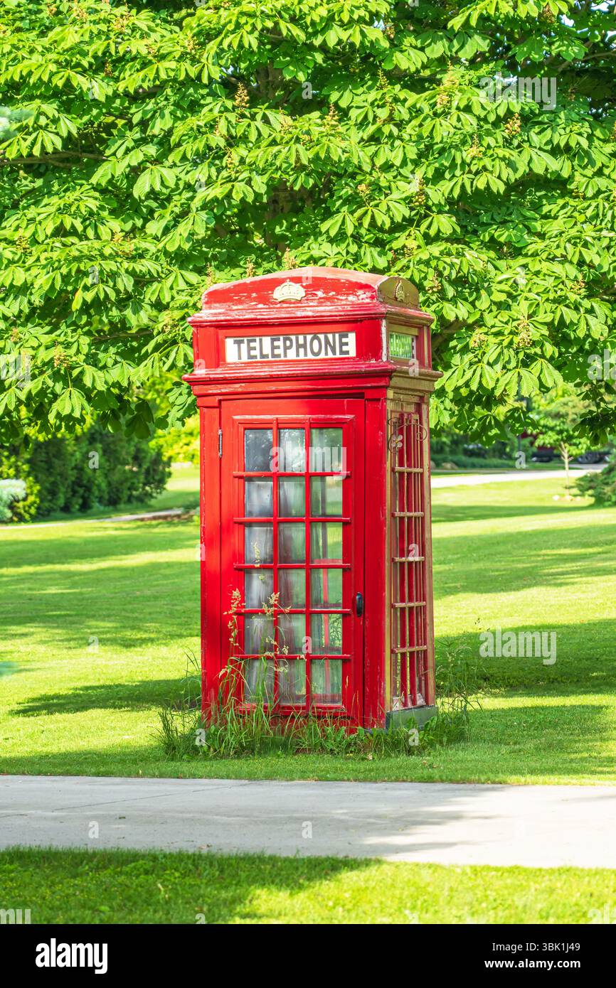 Alte ikonische britische Telefonzelle wurde als Unterschlupf für Kinder umfunktioniert, die im Winter auf einen Schulbus in der Nähe von Clinton Ontario Kanada warten. Stockfoto