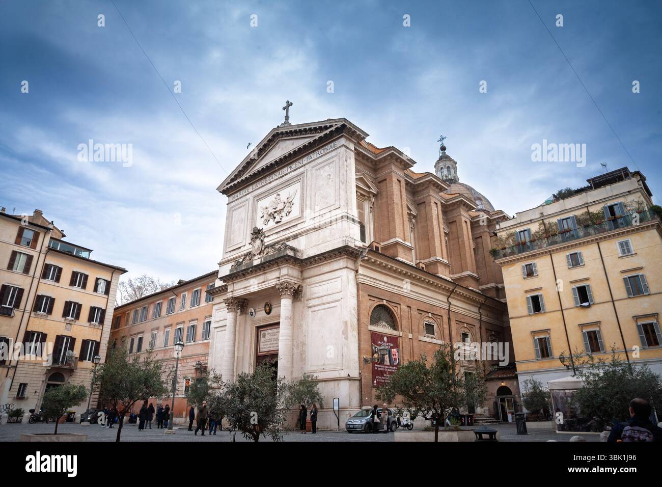 ROM, ITALIEN - 15. JANUAR 2025: Die barocke Kirche San Salvatore in Lauro überragt ihren kleinen platz mit einer cremefarbenen Travertinfassade und einem gemauerten Kirchenschiff Stockfoto