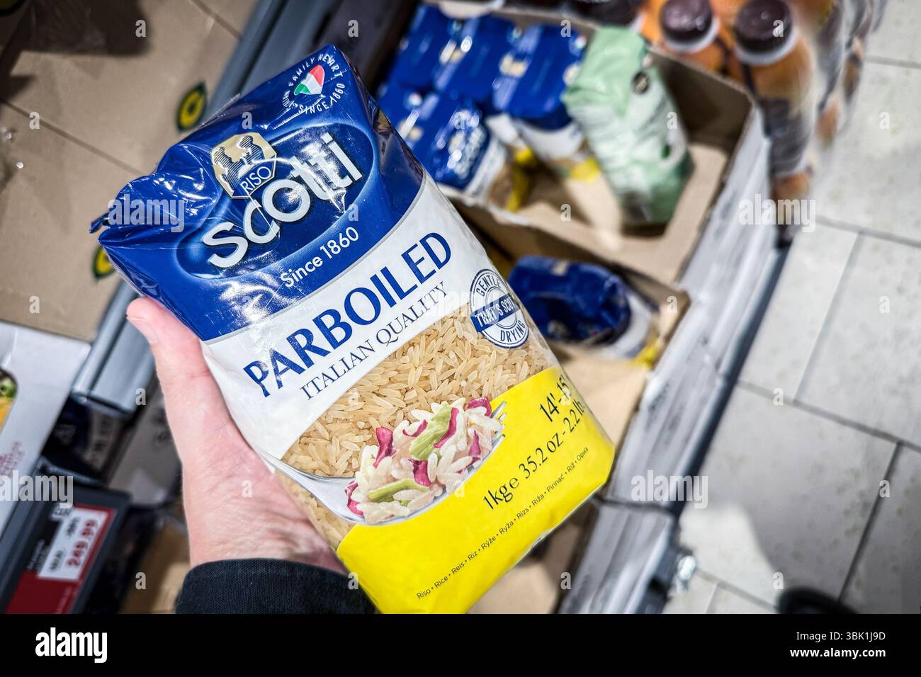 BELGRAD, SERBIEN - 22. APRIL 2025: Riso Scotti Logo auf Parboiled Reis Packages zum Verkauf in Belgrad. Scotti ist eine italienische Reismarke, die weltweit verbreitet ist Stockfoto