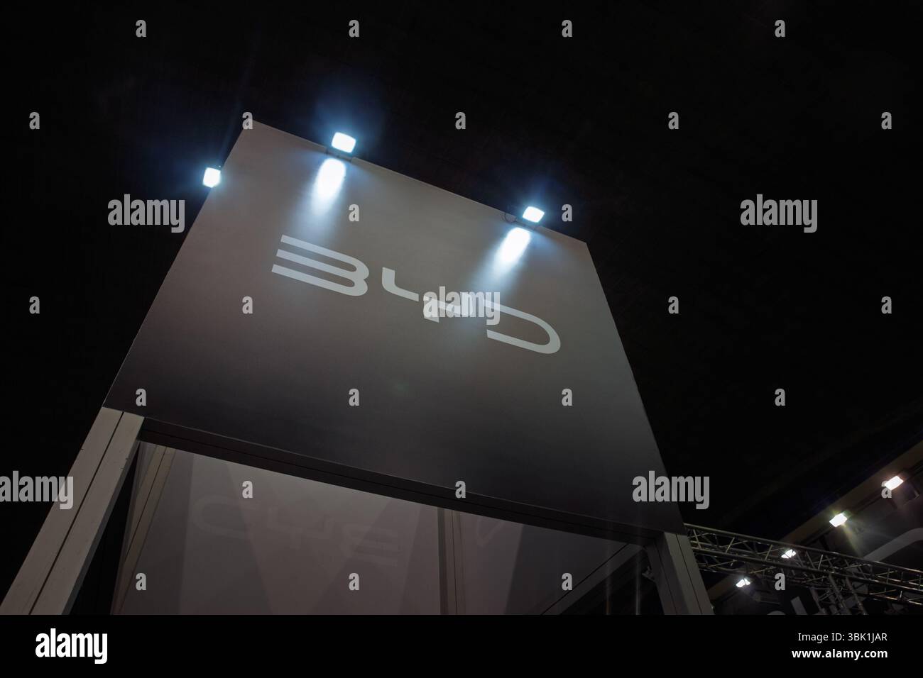 BELGRAD, SERBIEN - 22. MÄRZ 2025: BYD-Logo auf dem byd-Händlerbetrieb in belgrad. BYD ist ein chinesischer Automobilhersteller, der auf Elektroautos und SUVs spezialisiert ist. Stockfoto