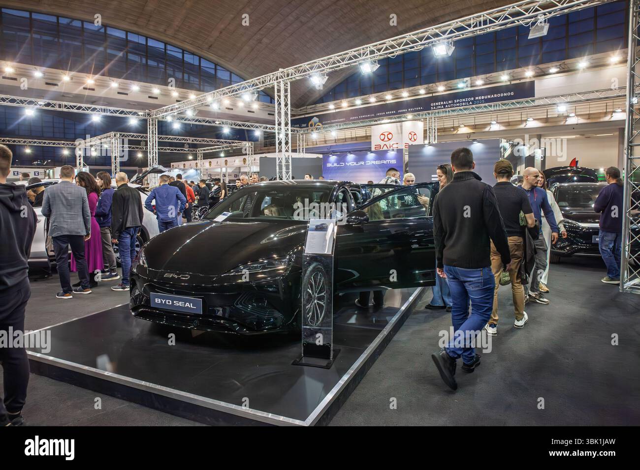 BELGRAD, SERBIEN - 15. MÄRZ 2025: Besucher besichtigen eine schwarze elektrische Limousine von BYD Seal in einem Belgrader Händler. BYD Auto ist ein chinesisches Automobilhersteller Stockfoto