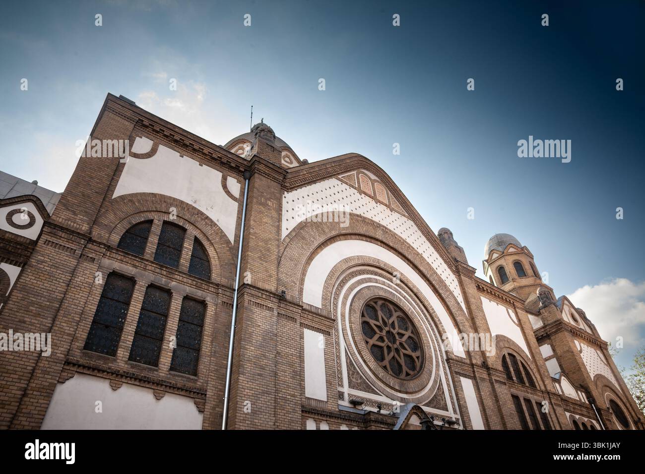 Flaches Äußere der Synagoge aus dem frühen 20. Jahrhundert, der Synagoge novi Sad oder novosadska sinagoga in serbien, ein Wahrzeichen des Jugendstils Stockfoto
