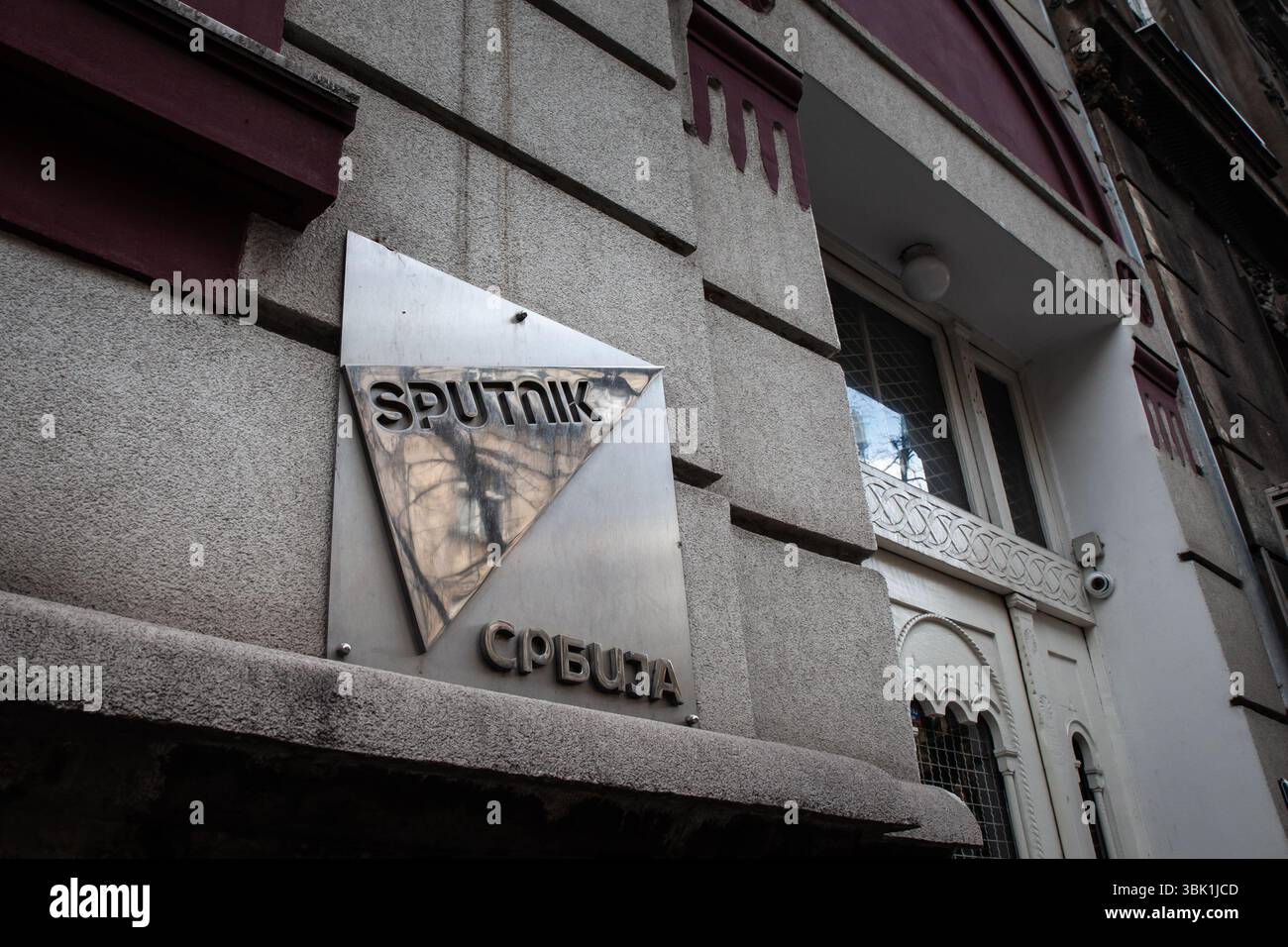 BELGRAD, SERBIEN - 22. MÄRZ 2025: Logo von Sputnik Srbija auf ihrem Büro in belgrad. Sputnik ist eine Medienagentur und ein vom russischen Staat getragenes Radio. Stockfoto