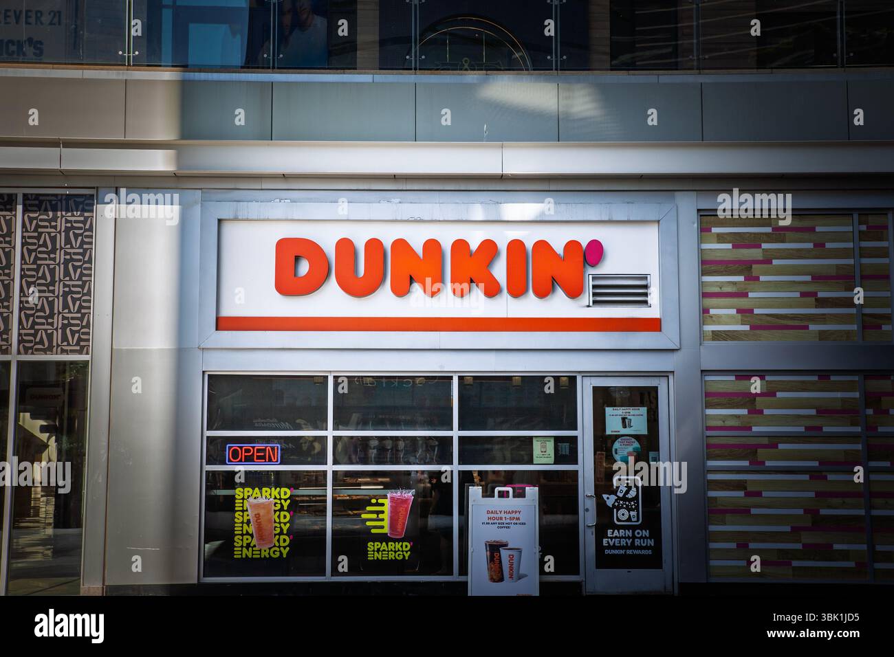 LAS VEGAS, 21. AUGUST 2024: Dunkin Donuts Logo auf einem Fast Food in Las Vegas. DD, oder Dunkin Donuts, ist eine amerikanische Fast Food-Kette und Bäckerei. Stockfoto