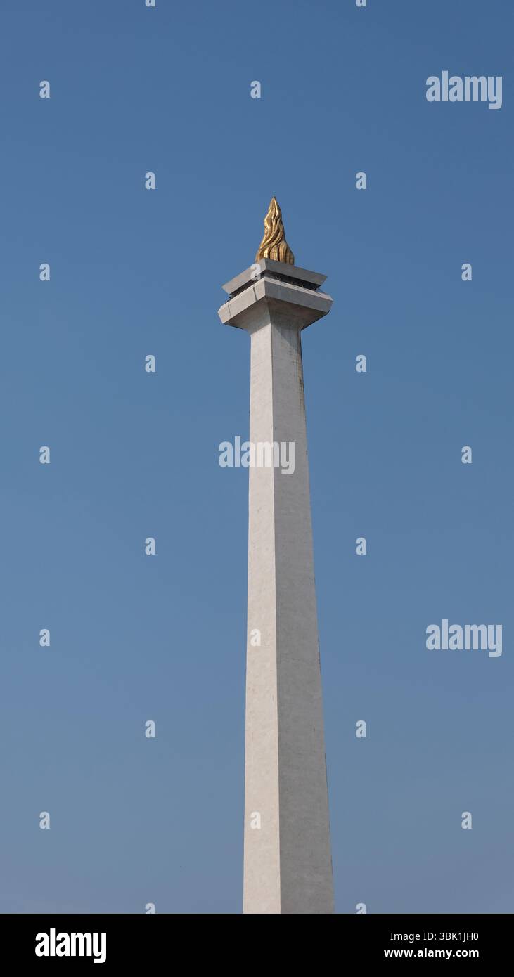 Monas steht hoch in Jakarta und symbolisiert Indonesiens Unabhängigkeit. Ein absolutes muss für einen Besuch in Indonesien unter einem klaren blauen Himmel. Stockfoto