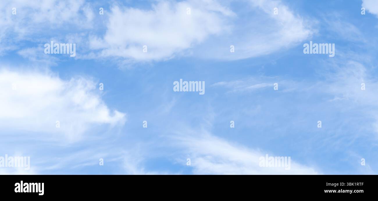 Niedriger Winkel und voller Rahmen des wunderschönen blauen Himmels mit seltsamer Form von weißen flauschigen Wolken am Morgen oder Abend an sonnigen Tagen Stockfoto