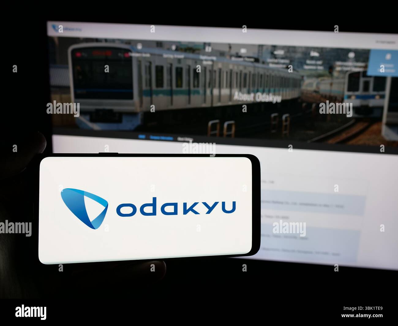Stuttgart, Deutschland - 25.04.2025: Person mit Smartphone mit Logo der Firma Odakyu Electric Railway Company Ltd. Auf dem Bildschirm vor der Website. Stockfoto