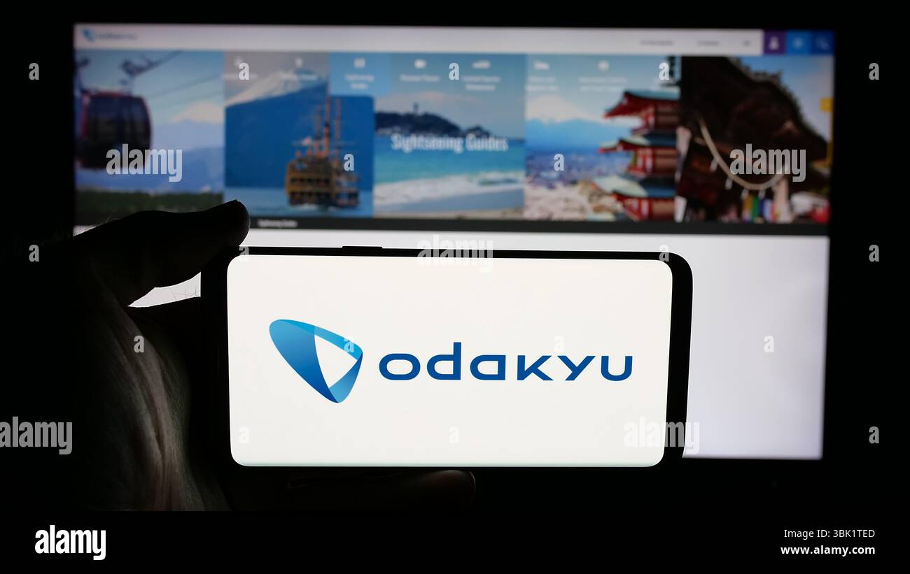 Stuttgart, Deutschland - 25.04.2025: Person, die ein Mobiltelefon mit dem Logo der Firma Odakyu Electric Railway Company Ltd. Auf dem Bildschirm vor der Webseite hält. Stockfoto