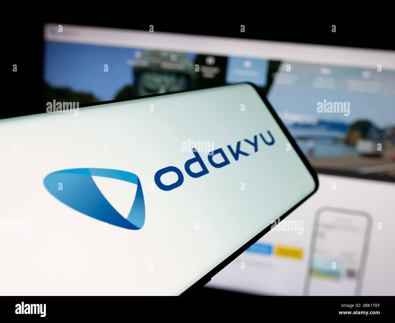 Stuttgart, Deutschland - 25.04.2025: Smartphone mit Logo der Firma Odakyu Electric Railway Company Ltd. Auf dem Bildschirm vor der Website. Stockfoto