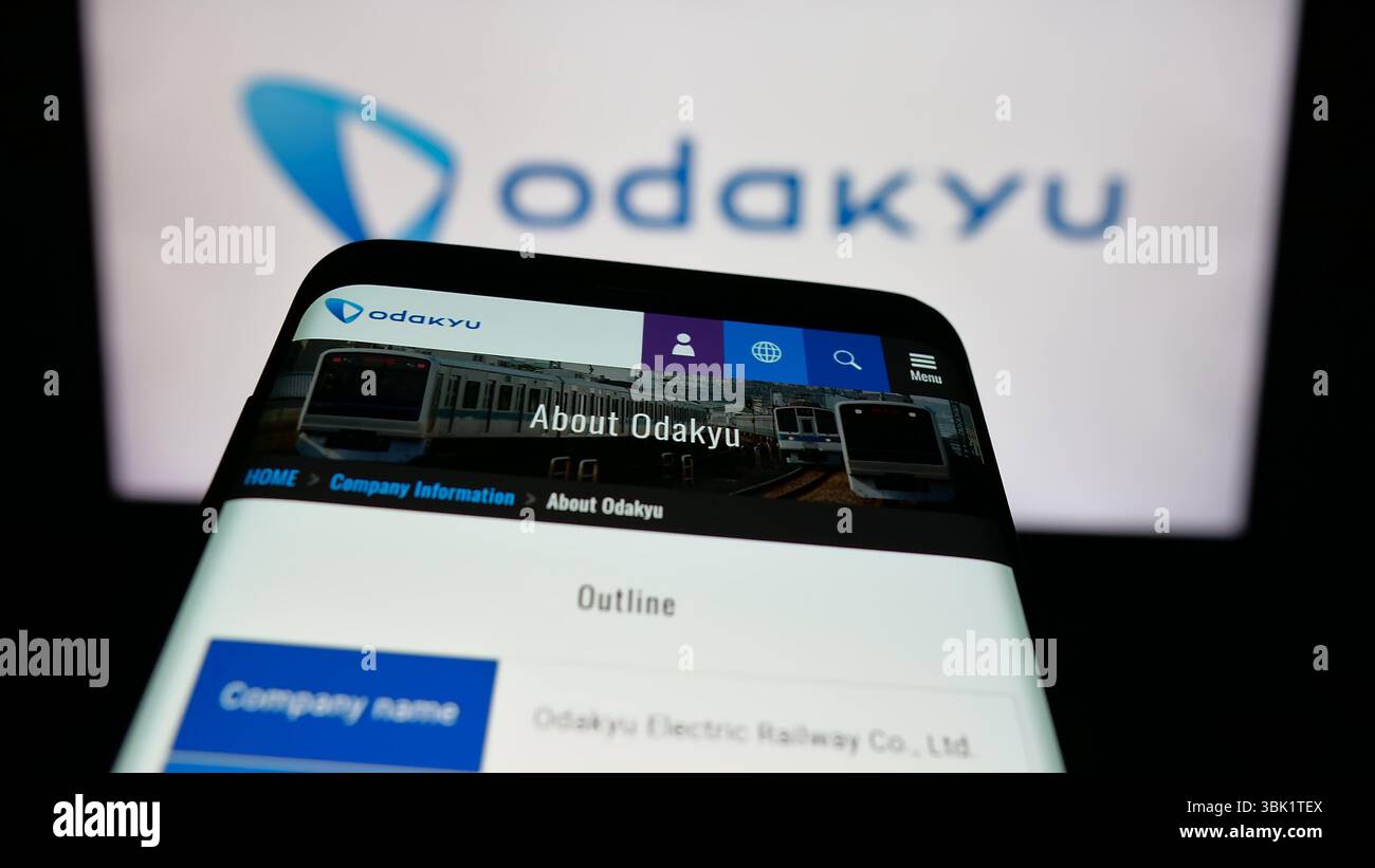 Stuttgart, Deutschland - 25.04.2025: Mobiltelefon mit Webseite der Firma Odakyu Electric Railway Company Ltd. Auf dem Bildschirm vor dem Logo. Stockfoto