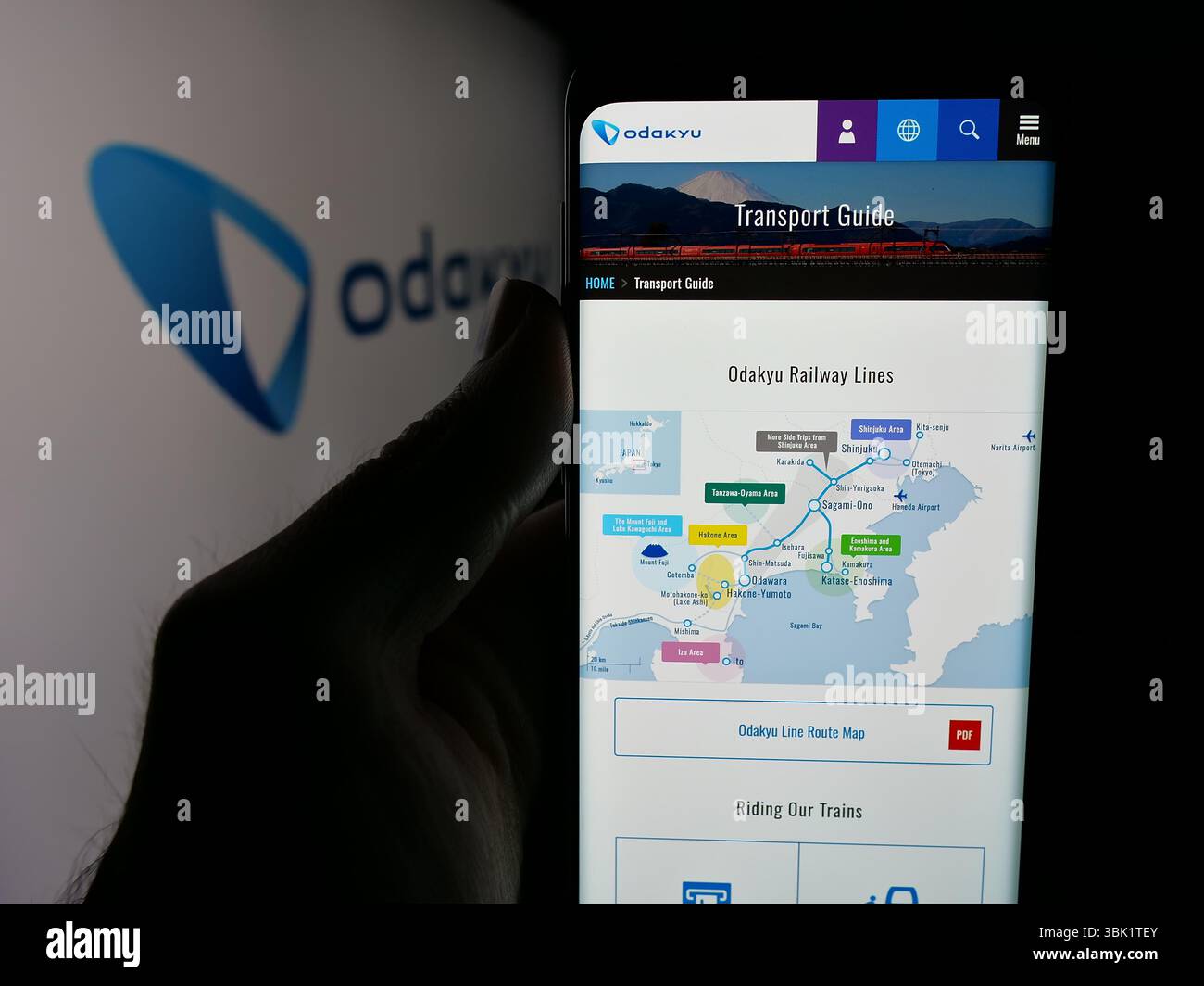 Stuttgart, Deutschland - 25.04.2025: Person mit Smartphone mit Website der Firma Odakyu Electric Railway Company Ltd. Auf dem Bildschirm vor dem Logo. Stockfoto