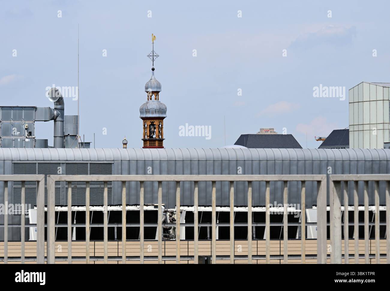 Kuppel der St. Ursula Kirche inmitten von Industriebauten in Köln Stockfoto
