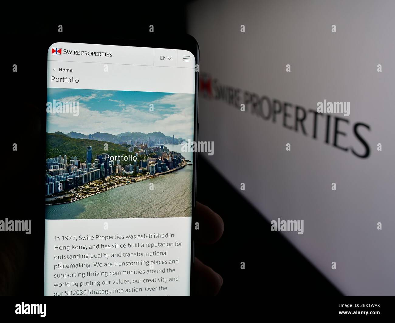 Stuttgart, Deutschland - 26.04.2025: Person mit Smartphone und Website der Immobilienfirma Swire Properties Limited auf dem Bildschirm vor dem Logo. Stockfoto