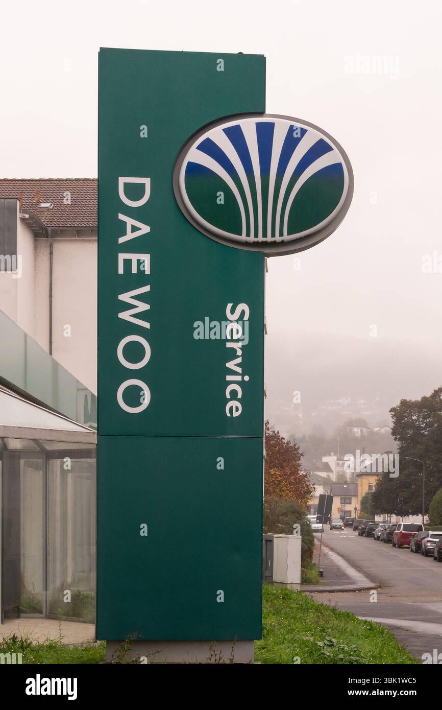 Lahnstein, Deutschland - 30. Oktober 2024: Prominentes Daewoo-Serviceschild, das den Standort eines dedizierten Servicezentrums für Wartung und Reparatur von kennzeichnet Stockfoto