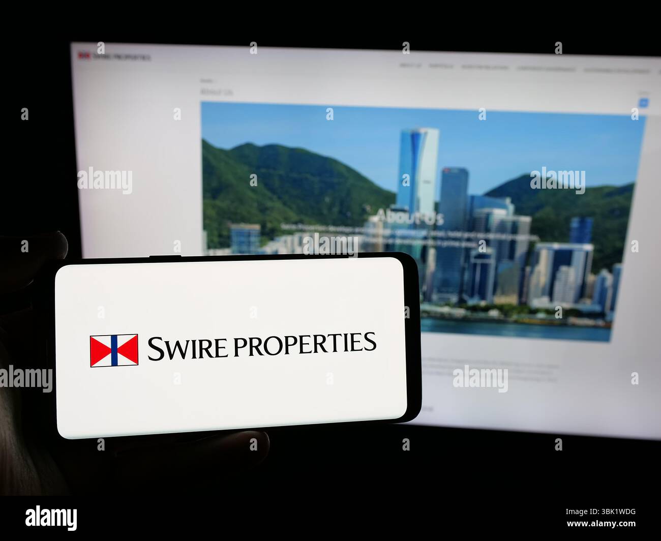 Stuttgart, Deutschland - 26.04.2025: Person, die ein Smartphone mit dem Logo der Immobilienfirma Swire Properties Limited auf dem Bildschirm vor der Website hält. Stockfoto