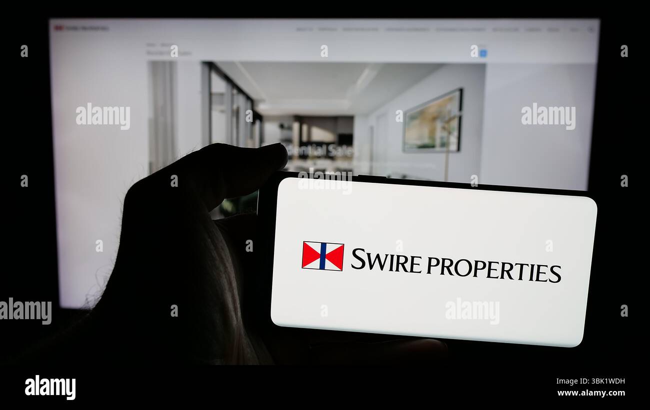 Stuttgart, Deutschland - 26.04.2025: Person, die ein Mobiltelefon mit dem Logo der Immobilienfirma Swire Properties Limited auf dem Bildschirm vor der Webseite hält. Stockfoto