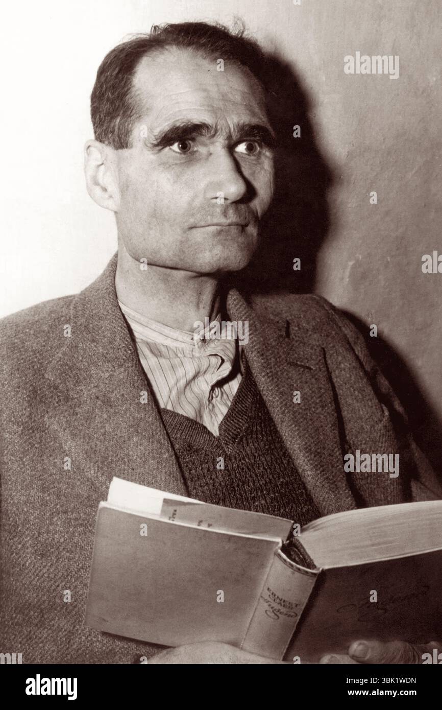 Rudolf Hess, ehemaliger stellvertretender Führer der NSDAP unter Adolf Hitler, wartet in seiner Gefängniszelle in Nürnberg auf seinen Prozess vor dem Internationalen Militärtribunal für Kriegsverbrechen während des Zweiten Weltkriegs Stockfoto