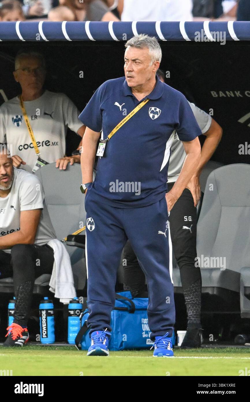 Pasadena, CA. 17. Juni 2025. CF Monterrey Head Coach Domenec Torrent während des Spiels der FIFA Club-Weltmeisterschaft zwischen CF Monterrey und FC Internazionale Milano; im Rose Bowl Stadium in Pasadena, CA. Kevin Langley/CSM/Alamy Live News Stockfoto