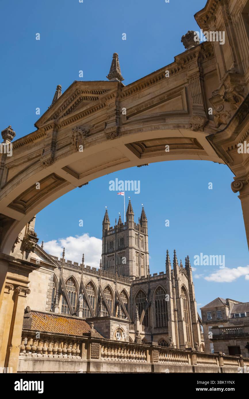 England, Somerset, Bath, Bath Abbey, York Street Arch und Bath Abbey Stockfoto