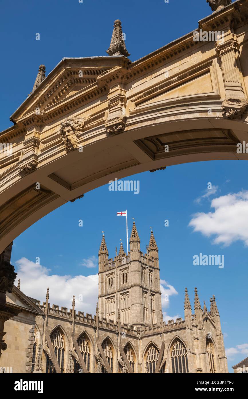 England, Somerset, Bath, Bath Abbey, York Street Arch und Bath Abbey Stockfoto