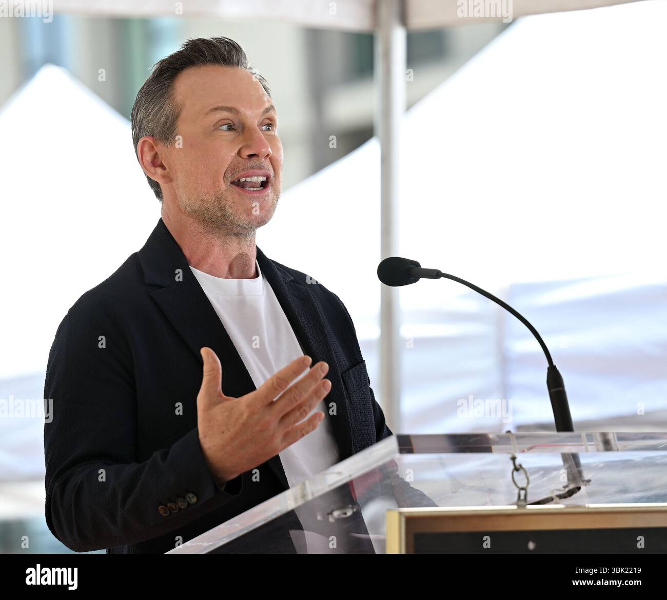 Hollywood, Usa. Juni 2025. Christian Slater spricht bei seiner Star Ceremony auf dem Hollywood Walk of Fame Credit: SOPA Images Limited/Alamy Live News Stockfoto