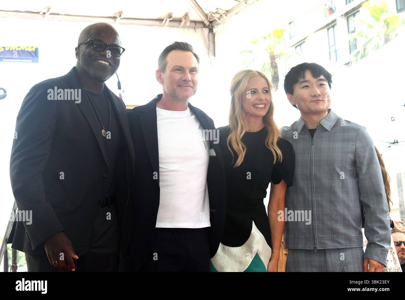 Hollywood, Usa. Juni 2025. Besetzung von 'Dexter: Original Sin' (von links nach rechts) Reno Wilson, Christian Slater, Sarah Michelle Gellar und Alex Shimizu posieren auf Christian Slater's Star während der Zeremonie auf dem Hollywood Walk of Fame (Foto: Albert L. Ortega/SOPA Images/SIPA USA) Credit: SIPA US/Alamy Live News Stockfoto