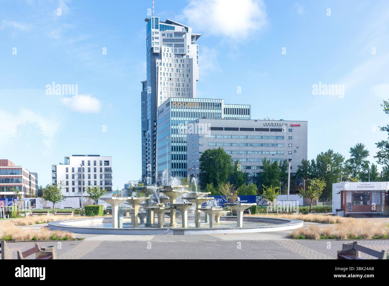 Der zwei-Turm-Wolkenkratzer Sea Towers Complex und Brunnen (Fontanna W Gdyni), Stadt Gdynia, Woiwodschaft Pommern, Republik Polen Stockfoto