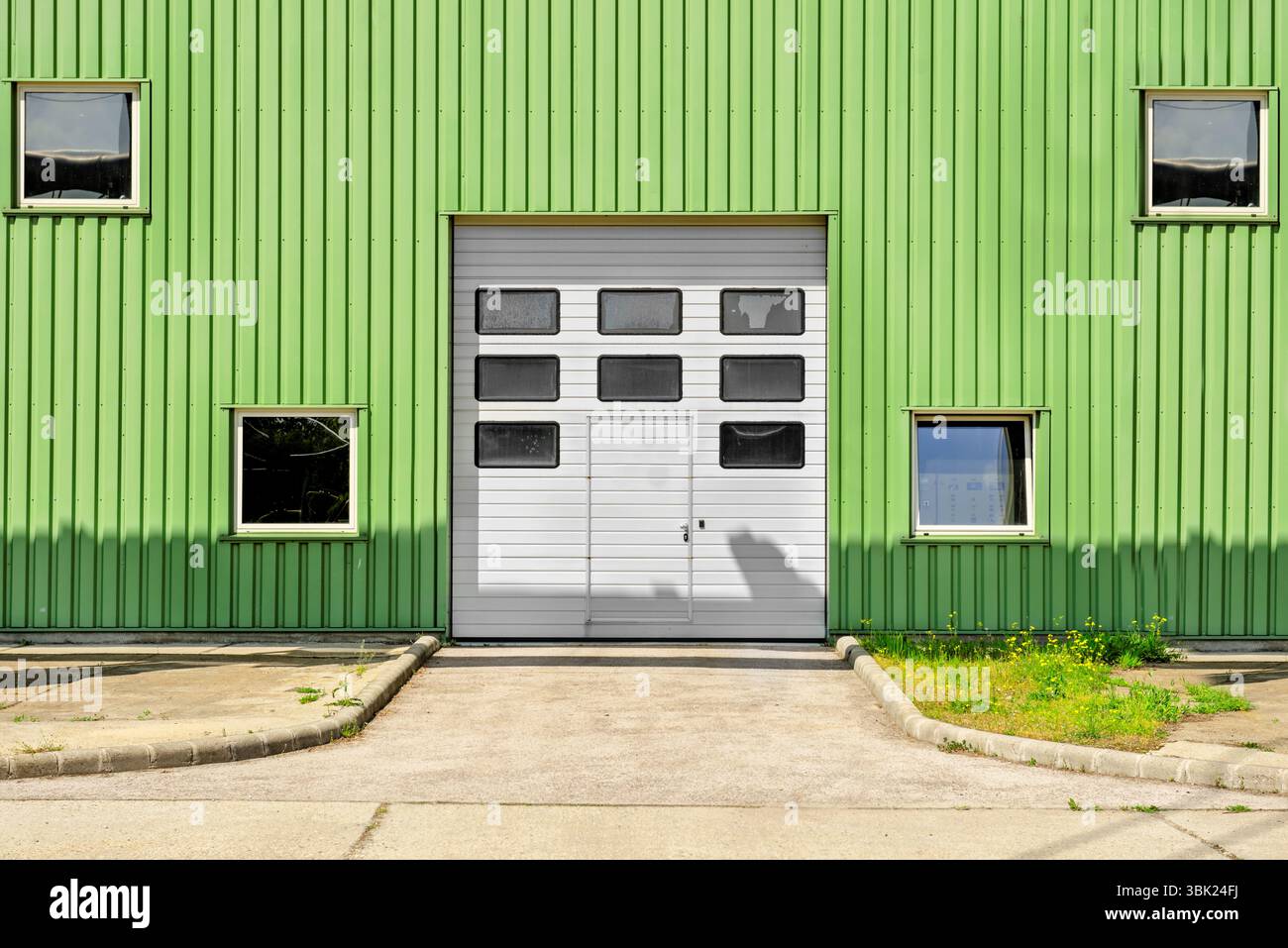 Große Industrietür an einer Lagerwand Stockfoto