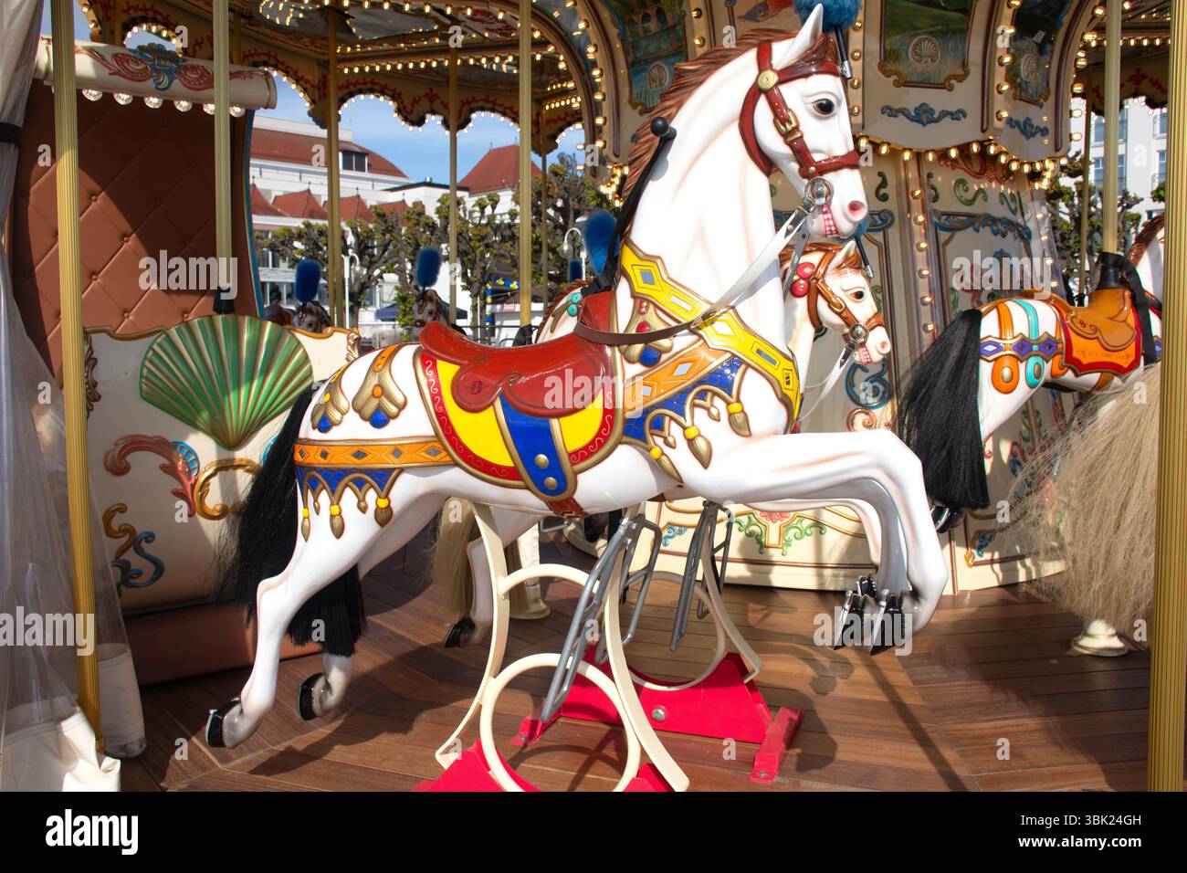 Kindergalopper Karussell in Karussell, Plac Zdrojowy, Sopot, Woiwodschaft Pommern, Republik Polen Stockfoto