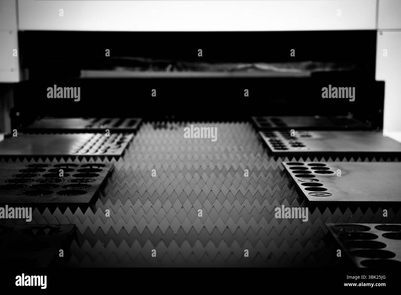 Maschine Schneiden von Stahl in einer Fabrik-Nahaufnahme Stockfoto