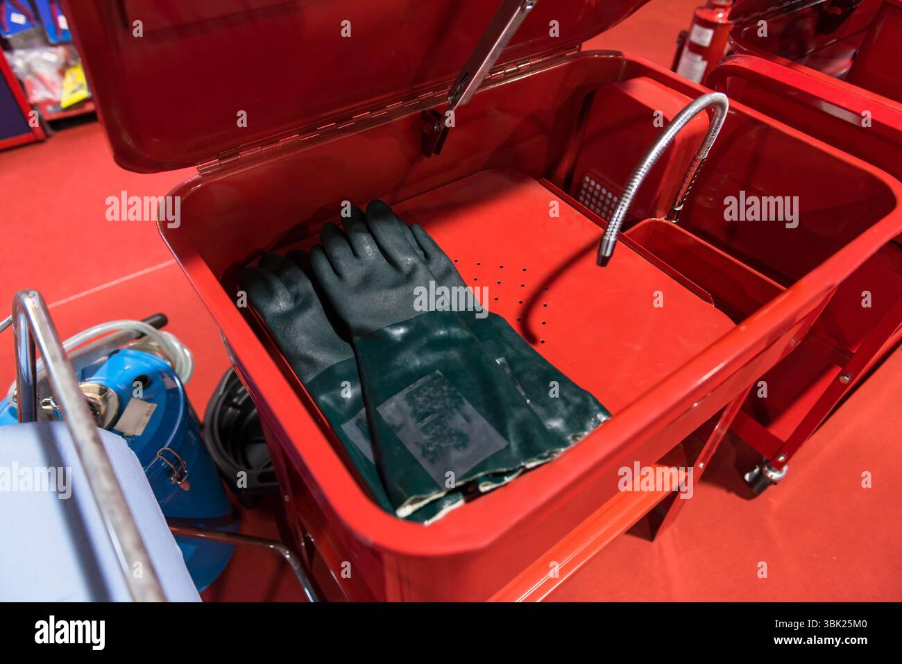 Schutzhandschuhe in roter Box Nahaufnahme Stockfoto