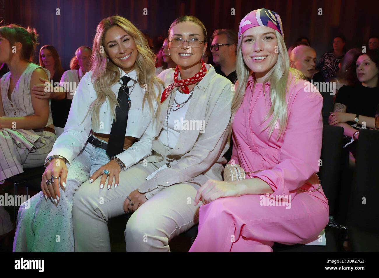 Ernstings Fashion Show 2025 Hamburg Linda Teodosiu, Xandra, Vanessa Meisinger, Ernstings Fashion Show 2025, Hotel Empire Riverside Hamburg, 17.06.2025 *** Ernstings Fashion Show 2025 Hamburg Linda Teodosiu, Xandra, Vanessa Meisinger, Ernstings Fashion Show 2025, Hotel Empire Riverside Hamburg, 17 06 2025 Copyright: XEventpressxBecherx Stockfoto