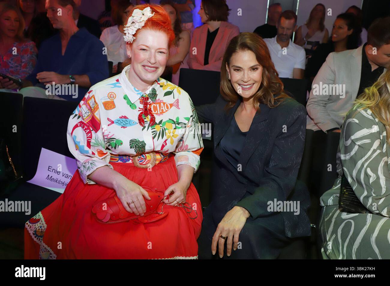 Ernstings Fashion Show 2025 Hamburg Enie van de Meiklokjes, Teri Hatcher, Ernstings Fashion Show 2025, Hotel Empire Riverside Hamburg, 17.06.2025 *** Ernstings Fashion Show 2025 Hamburg Enie van de Meiklokjes, Teri Hatcher, Ernstings Fashion Show 2025, Hotel Empire Riverside Hamburg, 17 06 2025 Copyright: XEventpressxBecherx Stockfoto