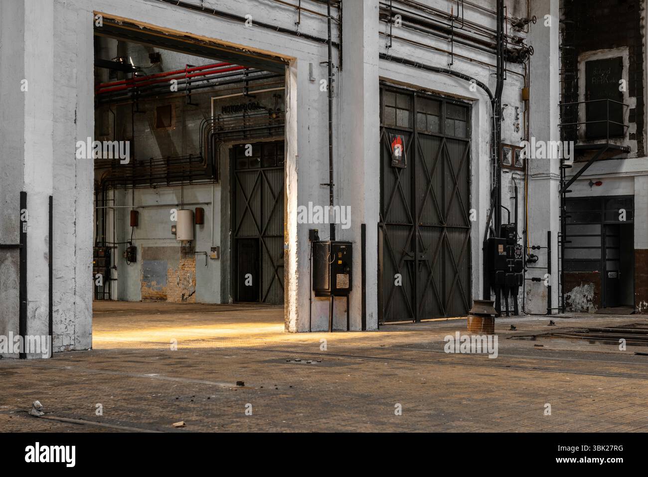 Große Industrietür in einer Fabrik Stockfoto