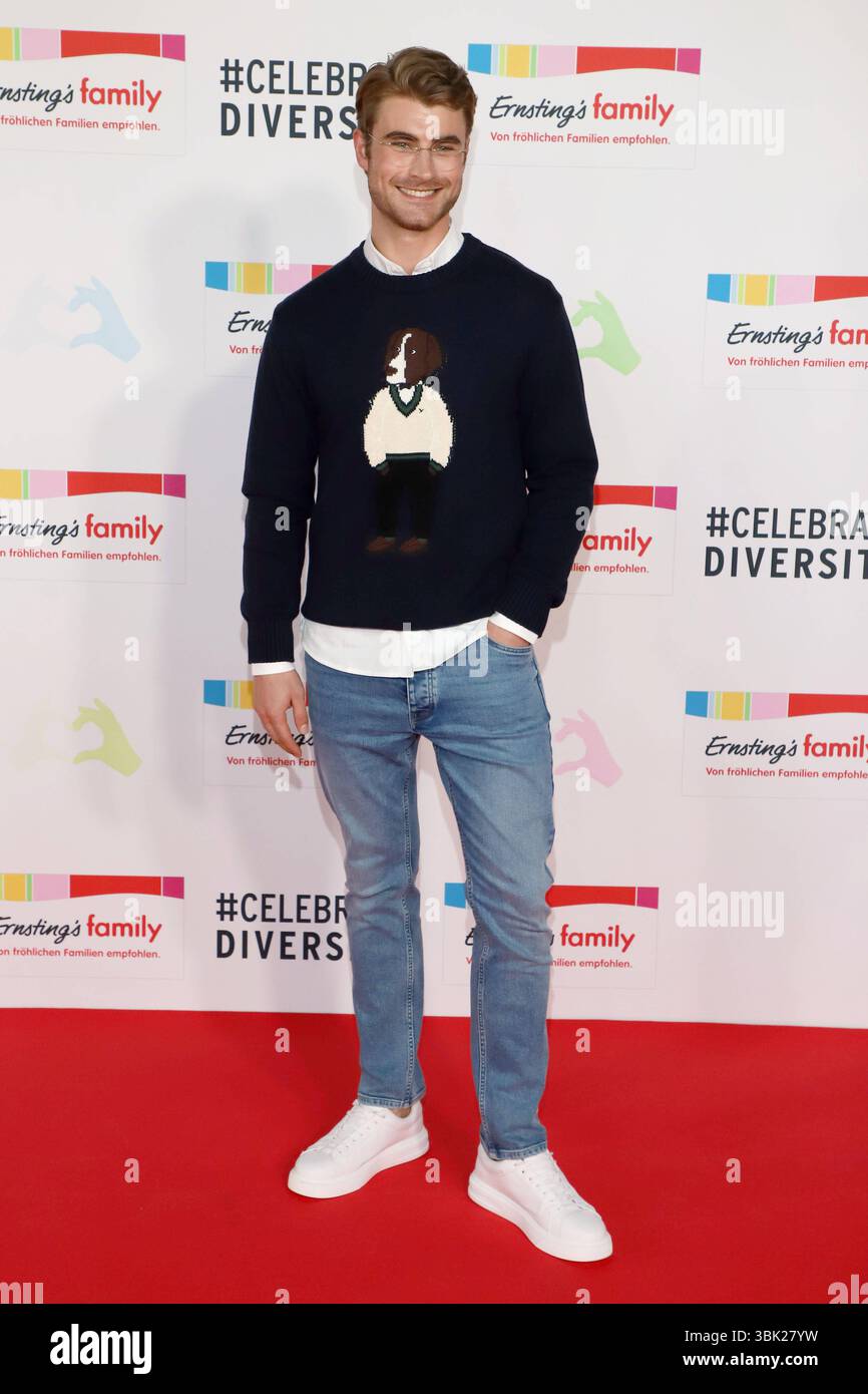 Ernstings Fashion Show 2025 Hamburg Linus Weber, Ernstings Fashion Show 2025, Hotel Empire Riverside Hamburg, 17.06.2025 *** Ernstings Fashion Show 2025 Hamburg Linus Weber, Ernstings Fashion Show 2025, Hotel Empire Riverside Hamburg, 17 06 2025 Copyright: XEventpressxBecherx Stockfoto