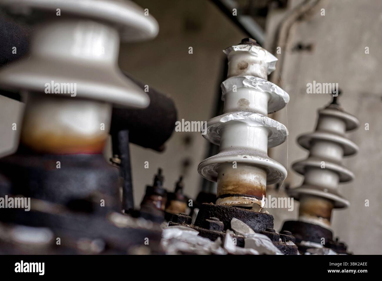 Beschädigte elektrische Masten einer Trafo-Box Stockfoto