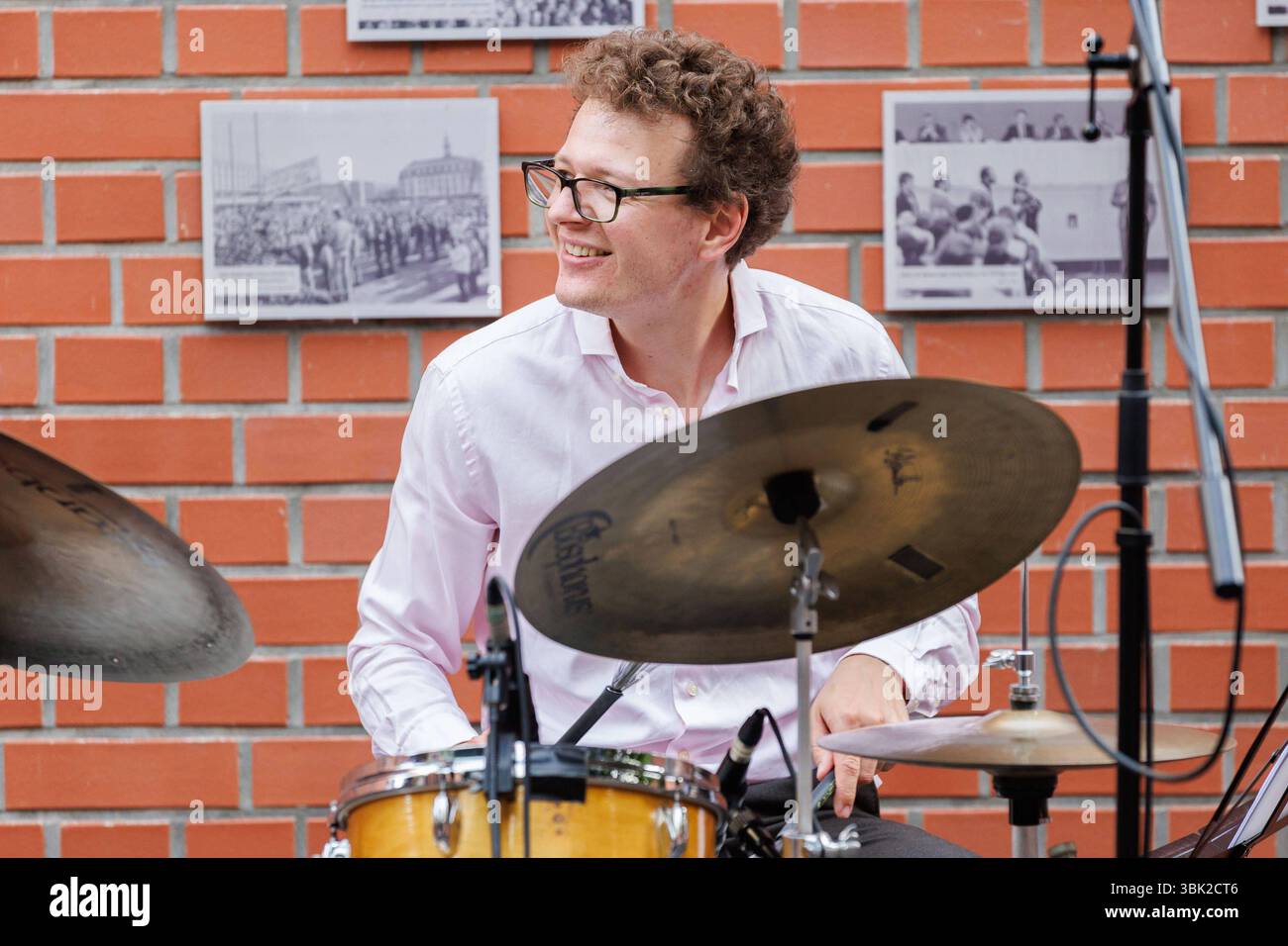 Tom Friedrich Schlagzeug, 17.06.2025, Erfurt Deutschland, Jazz Konzert Jack Cooper Quartett im Rahmen des Louis Armstrong Jahres 2025 Erinnerung an den 60. Jahrestag des Konzerts von Louis Armstrong in Erfurt *** Tom Friedrich Drums , 17 06 2025, Erfurt Deutschland , Jazzkonzert Jack Cooper Quartett im Rahmen des Louis Armstrong Jahres 2025 anlässlich des 60-jährigen Bestehens des Louis Armstrongs Konzerts in Erfurt xprx Stockfoto