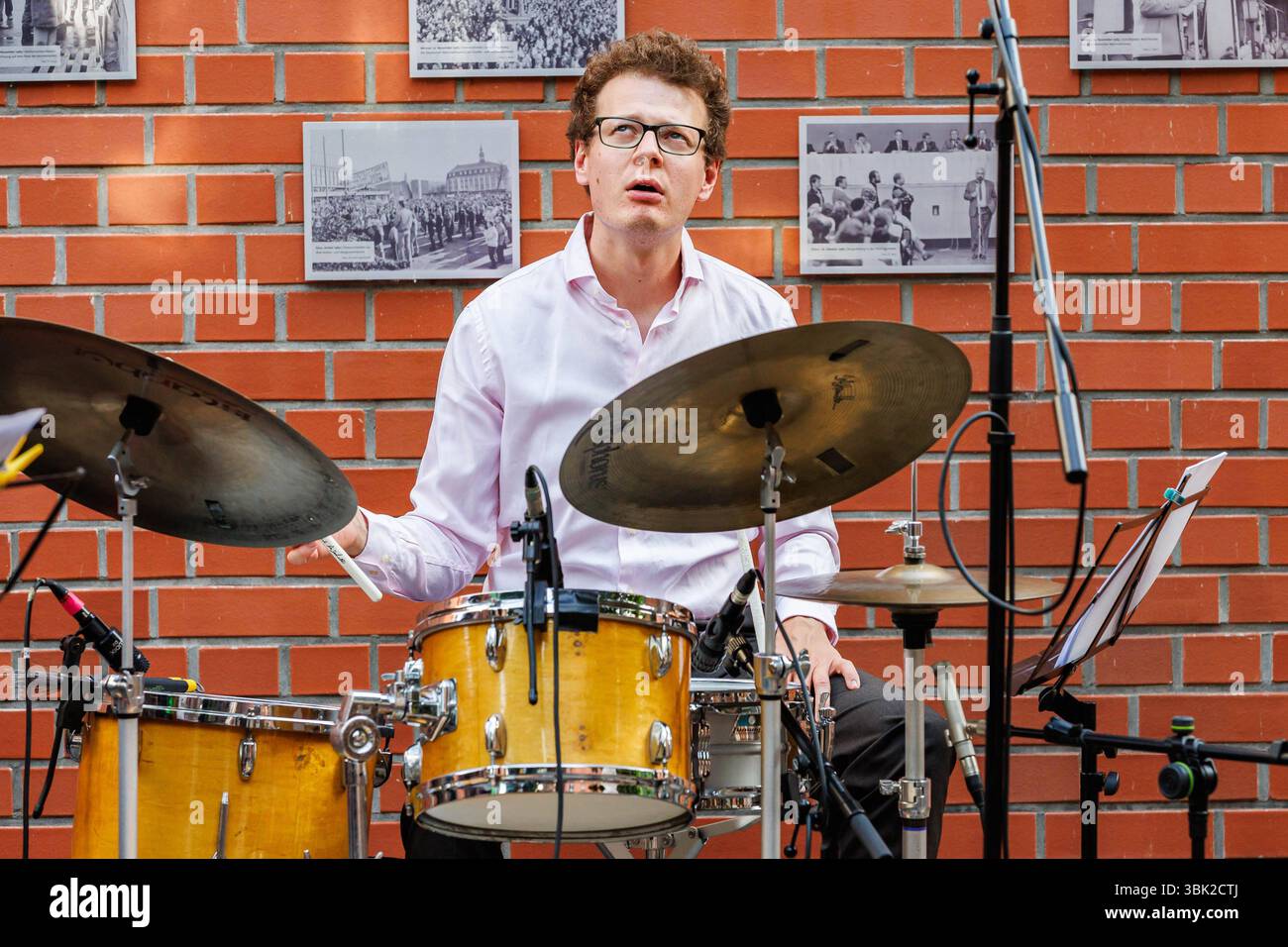 Tom Friedrich Schlagzeug, 17.06.2025, Erfurt Deutschland, Jazz Konzert Jack Cooper Quartett im Rahmen des Louis Armstrong Jahres 2025 Erinnerung an den 60. Jahrestag des Konzerts von Louis Armstrong in Erfurt *** Tom Friedrich Drums , 17 06 2025, Erfurt Deutschland , Jazzkonzert Jack Cooper Quartett im Rahmen des Louis Armstrong Jahres 2025 anlässlich des 60-jährigen Bestehens des Louis Armstrongs Konzerts in Erfurt xprx Stockfoto